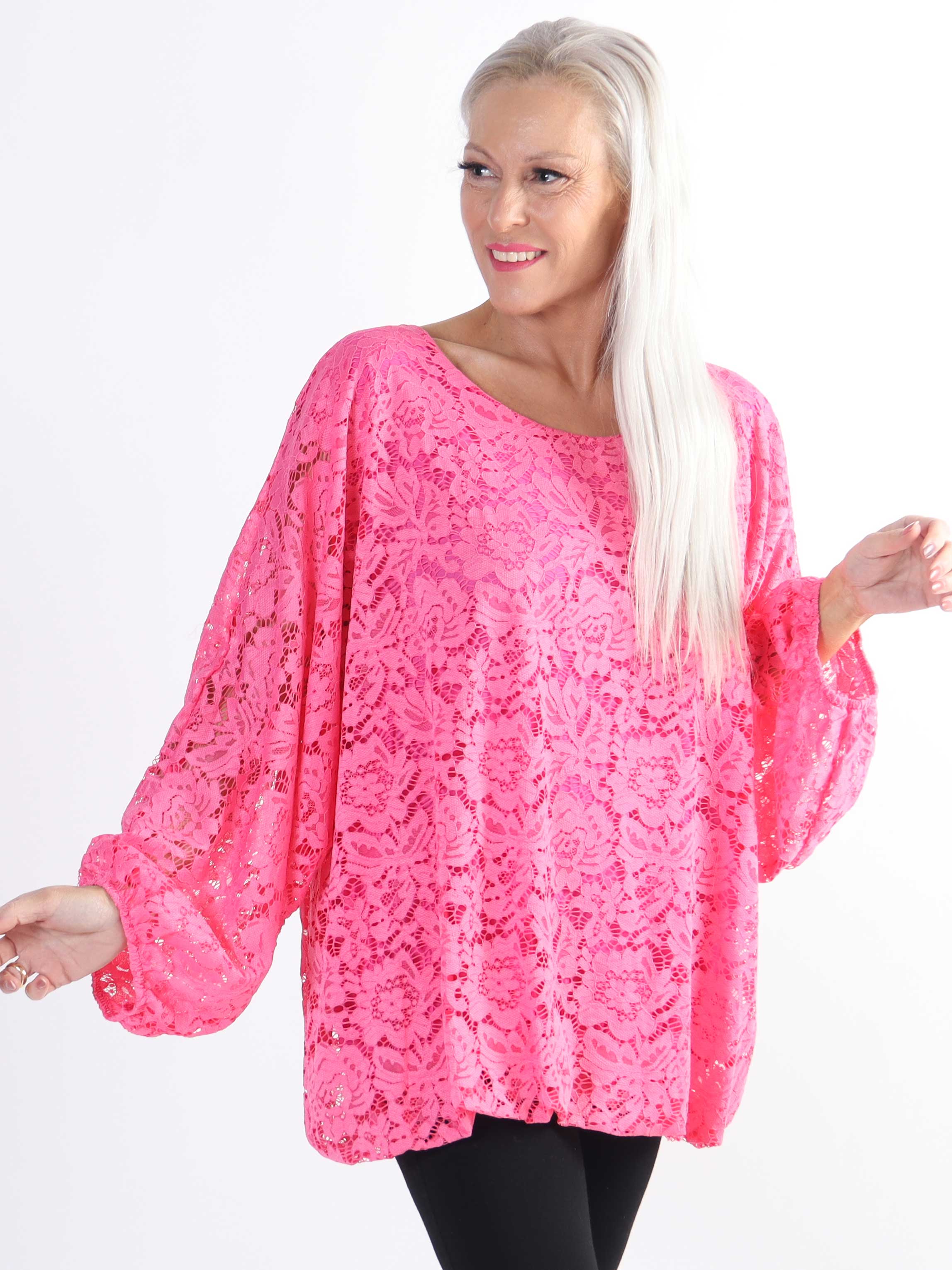 Destiny Lace - Plus size bluse i blonde med flagermusærmer